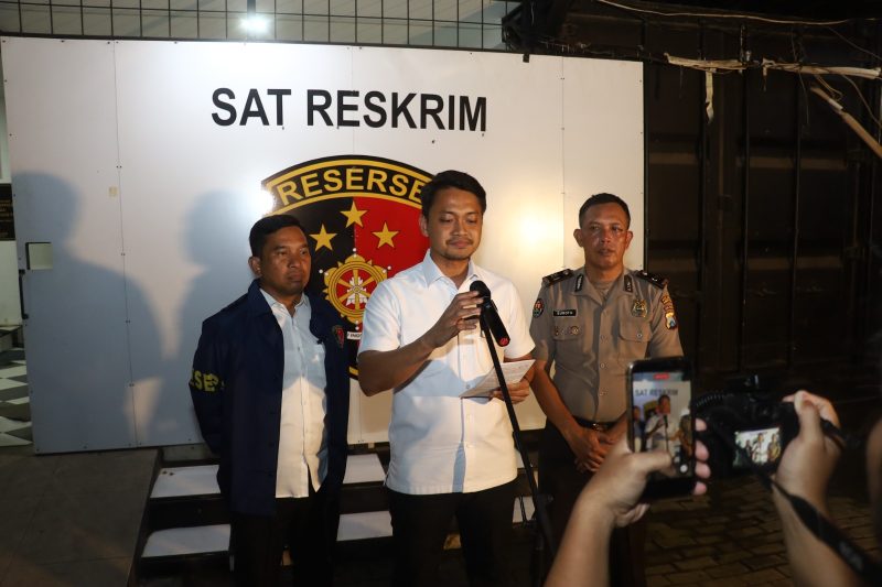 Kasatreskrim Polres Pelabuhan Tanjung Perak Surabaya AKP M. Prasetyo didampingi kasi humas Iptu Suroto