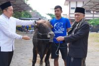 Kapolres Bojonegoro AKBP Afrian Satya Permadi serahkan hewan Qurban