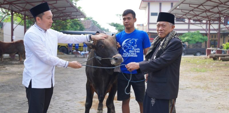 Kapolres Bojonegoro AKBP Afrian Satya Permadi serahkan hewan Qurban