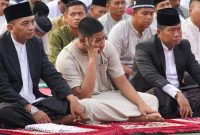 Danrem 084 Bhaskara Jaya Brigjen TNI Kohir saat sholat Iduladha