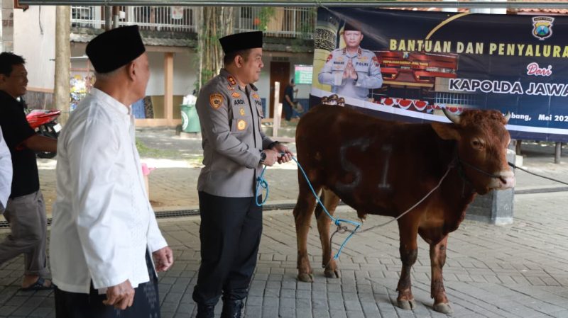 Polres Jombang salurkan hewan Qurban untuk 2 Pondok Pesantren