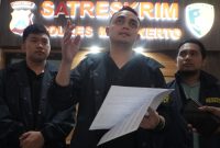 Kasatreskrim Polres Mojokerto AKP Aldhino Prima Wirdhan berikan keterangan