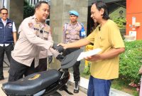 Kapolres Gresik AKBP Ramadhan Nasution kembalikan motor ke pemiliknya