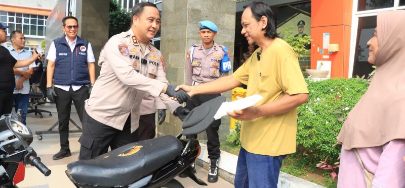 Kapolres Gresik AKBP Ramadhan Nasution kembalikan motor ke pemiliknya