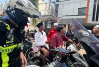 Satlantas Polres Gresik pertemukan lansia asal Mojokerto