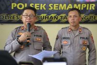 Kapolsek Semampir Kompol Herry Iswanto didampingi Kasi Humas Polres Pelabuhan Tanjung Perak Surabaya Iptu Suroto