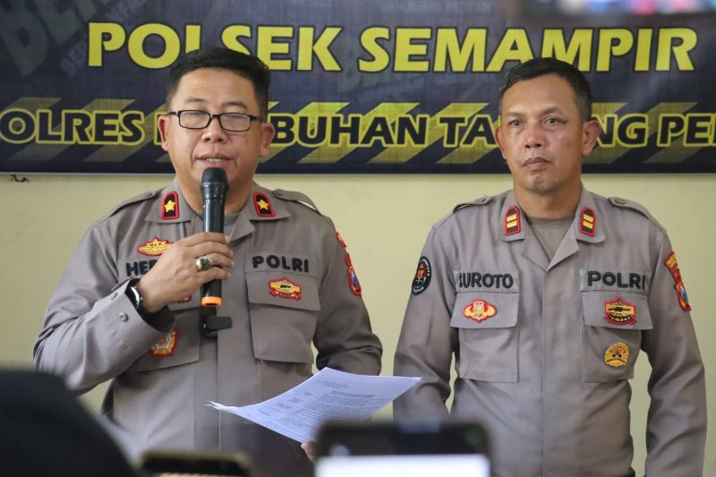 Kapolsek Semampir Kompol Herry Iswanto didampingi Kasi Humas Polres Pelabuhan Tanjung Perak Surabaya Iptu Suroto