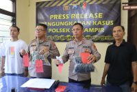 Kapolsek Semampir Kompol Herry Iswanto didampingi Kasi Humas Polres Pelabuhan Tanjung Perak Surabaya Iptu Suroto