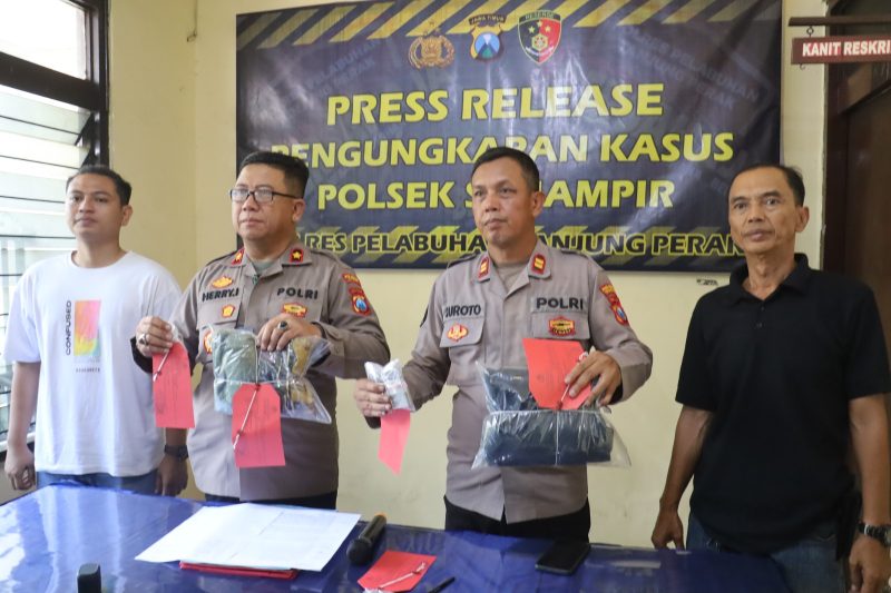 Kapolsek Semampir Kompol Herry Iswanto didampingi Kasi Humas Polres Pelabuhan Tanjung Perak Surabaya Iptu Suroto