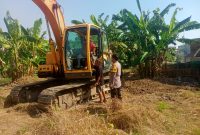 Polres Pelabuhan Tanjung Perak pakai excavator pascapanen