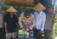 Polsek Kenjeran salurkan bantuan untuk Poktan Nandur Makmur