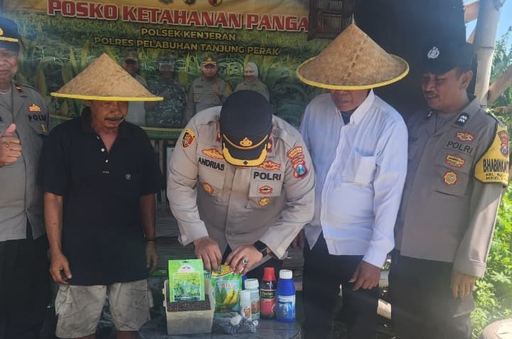 Polsek Kenjeran salurkan bantuan untuk Poktan Nandur Makmur