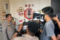 Kasi Humas Polrestabes Surabaya AKP Hadi Ismanto berikan keterangan