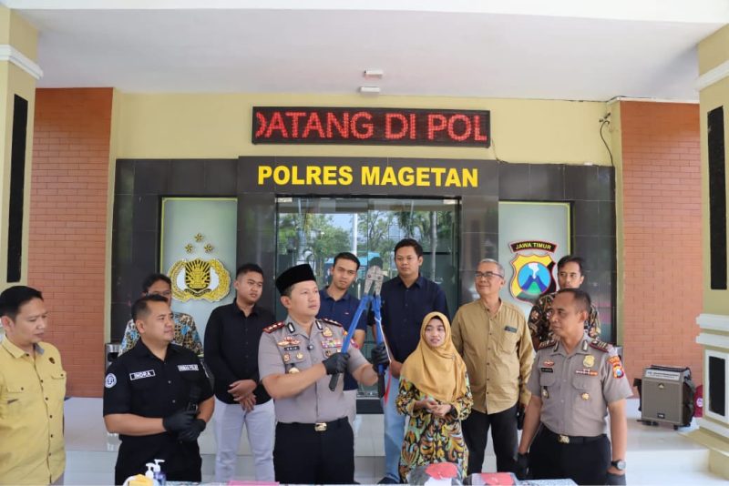 Kapolres Magetan AKBP Raden Erik Bangun Prakasa tunjukkan barang bukti