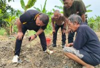 Polres Pelabuhan Tanjung Perak cek pH tanah Llhan jagung