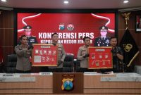 Kapolres Jember AKBP Bobby Adimas Condroputra tunjukkan barang bukti