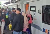 Pelanggan gunakan KAI Daop 8 Surabaya