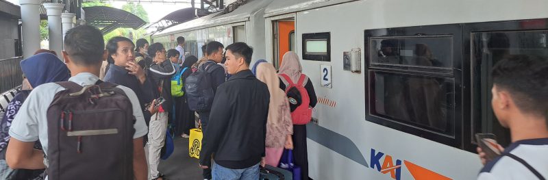 Pelanggan gunakan KAI Daop 8 Surabaya