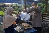 Polsek Krembangan dan KWT Dorang Cinta panen lele