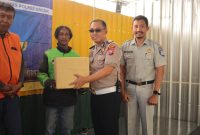 Kanit Kamsel Satlantas Polres Gresik, Ipda Andreas Dwi A berikan bingkisan ke komunitas ojol