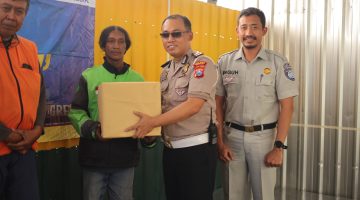 Kanit Kamsel Satlantas Polres Gresik, Ipda Andreas Dwi A berikan bingkisan ke komunitas ojol