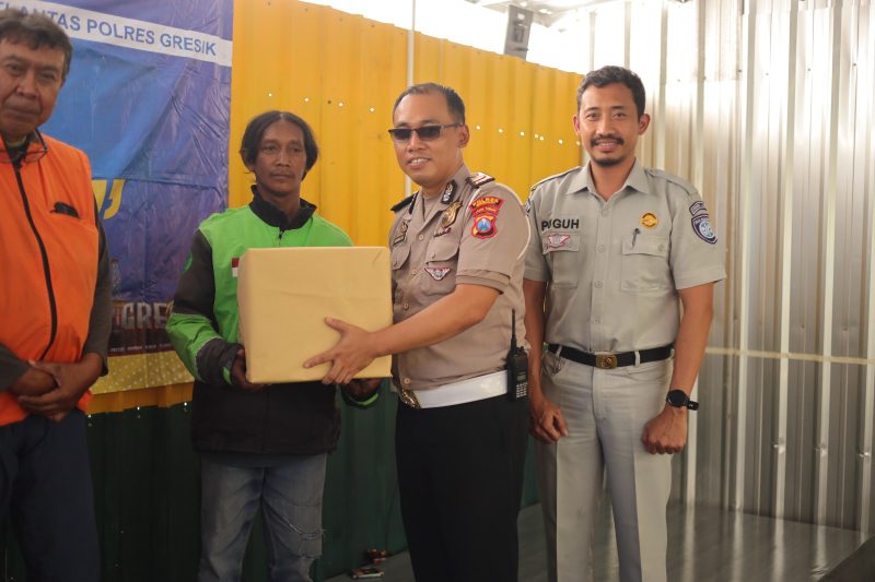 Kanit Kamsel Satlantas Polres Gresik, Ipda Andreas Dwi A berikan bingkisan ke komunitas ojol