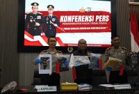 Kapolres Trenggalek AKBP Ridwan Maliki tunjukkan barang buktinya