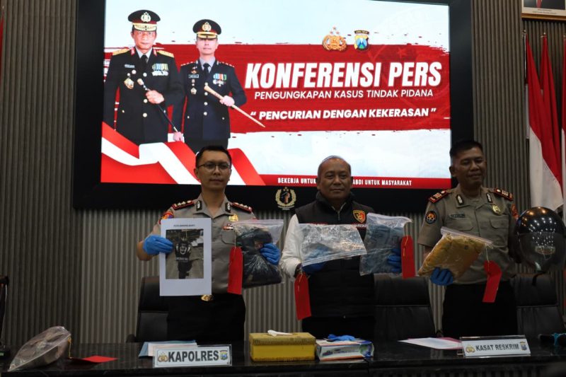 Kapolres Trenggalek AKBP Ridwan Maliki tunjukkan barang buktinya