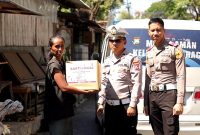 Kanit Kamsel Satlantas Polres Gresik, Ipda Andreas Dwi Anggoro salurkan Bansos ke warga