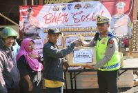 Kasat Lantas Polres Pelabuhan Tanjung Perak AKP Imam Sayfudin Rodji bagi sembako