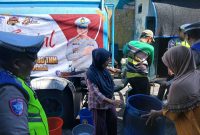 Satlantas Polres Pelabuhan Tanjung Perak salurkan air bersih