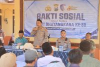 Kapolres Probolinggo AKBP Muhammad Wahyudin Latif saat bakti sosial