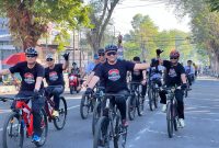 Kapolres Lumajang AKBP Alex Sandy Siregar bersepeda bersama para peserta