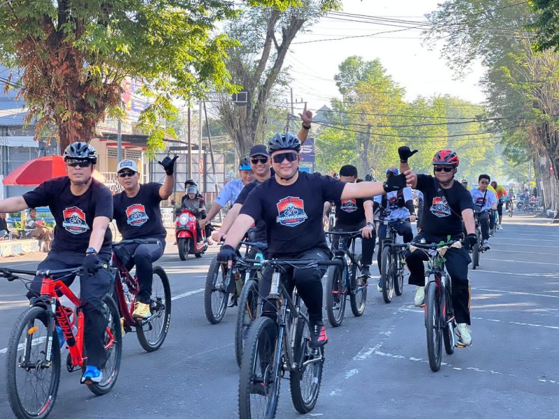 Kapolres Lumajang AKBP Alex Sandy Siregar bersepeda bersama para peserta
