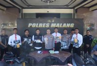 Kapolres Malang AKBP Muhammad Taat Resdi tunjukkan barang bukti