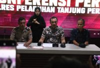Kasatresnarkoba Polres Pelabuhan Tanjung Perak AKP Adik Putrawan didampingi Kadi Humas Iptu Suroto