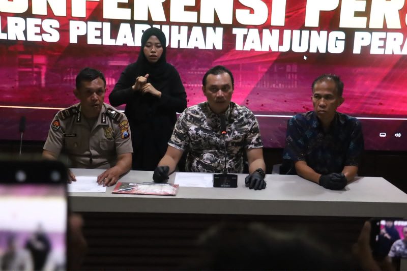 Kasatresnarkoba Polres Pelabuhan Tanjung Perak AKP Adik Putrawan didampingi Kadi Humas Iptu Suroto