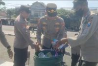 Personel Polres Blitar bersihkan sampah usai aksi Unras