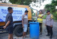 Polres Tuban droping air bersih ke 3 Desa