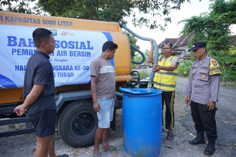 Polres Tuban droping air bersih ke 3 Desa