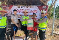 Polres Pelabuhan Tanjung Perak serahkan bantuan alat pertanian ke petani