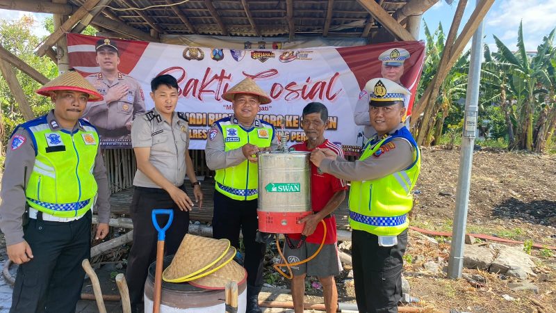Polres Pelabuhan Tanjung Perak serahkan bantuan alat pertanian ke petani