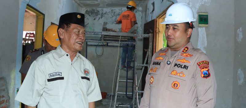 Kapolres Gresik AKBP Ramadhan Nasution saat tinjau bedah rumah Purnawirawan Polri