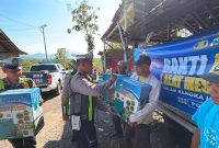 Satlantas Polres Situbondo serahkan bantuan Alsintan ke petani