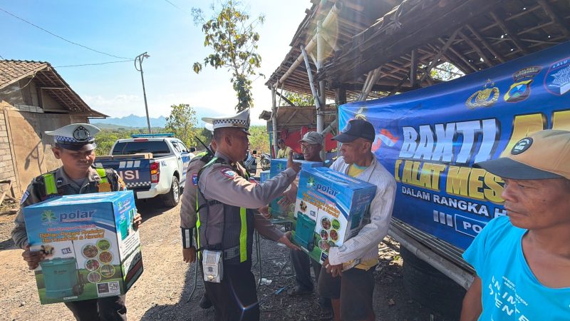 Satlantas Polres Situbondo serahkan bantuan Alsintan ke petani