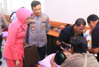 Kapolres Ngawi AKBP Prayoga Angga Widyatama tinjau khitanan massal