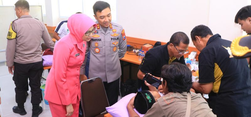 Kapolres Ngawi AKBP Prayoga Angga Widyatama tinjau khitanan massal