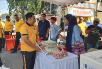 Kapolres Pelabuhan Tanjung Perak Surabaya AKBP Wahyu Hidayat tinjau bazar murah