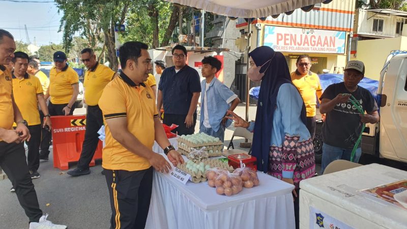 Kapolres Pelabuhan Tanjung Perak Surabaya AKBP Wahyu Hidayat tinjau bazar murah