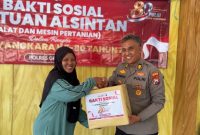 Kasubbagdalpers Bag SDM Polres Gresik AKP Dawud serahkan Alsintan ke petani Panceng